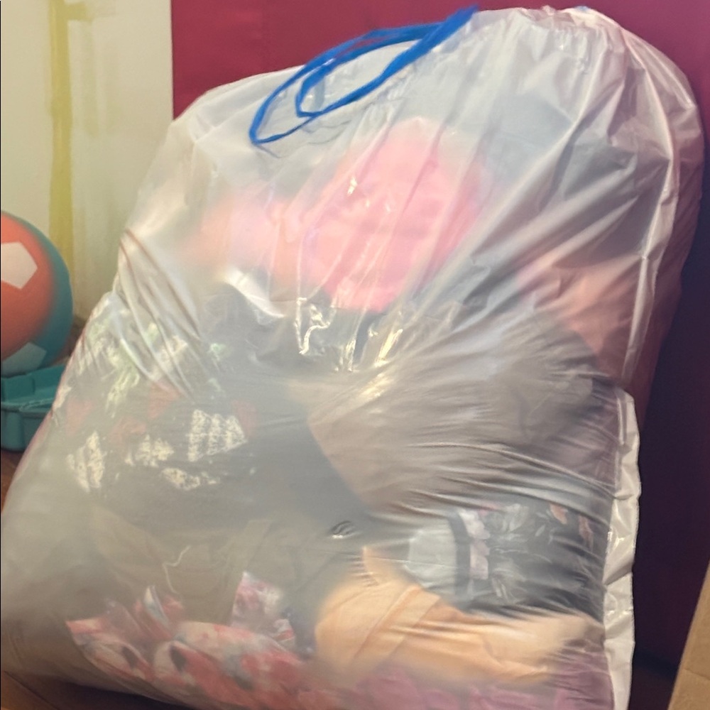 Big bag of clothes mostly girls